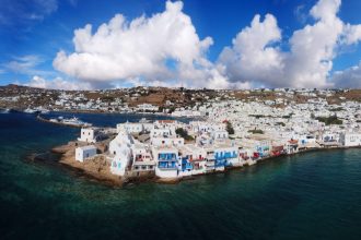 Villages blanchis à la chaux des Cyclades sous un ciel bleu