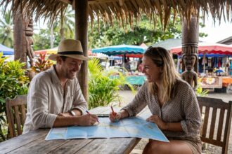 Couple souriant planche de voyage en Caledonie