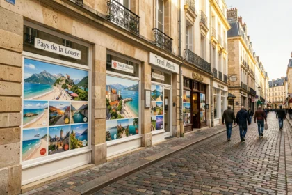 Vue d'une rue commerçante des Pays de la Loire avec plusieurs agences de voyages aux vitrines colorées